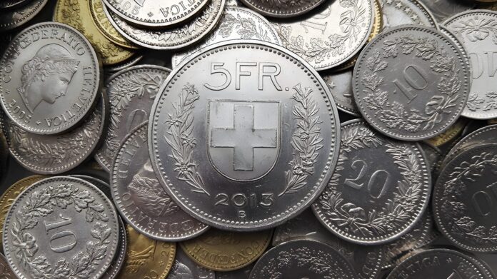 Svizzera, “aumenta il salario minimo per migliaia di lavoratori” (frontalieri inclusi): le cifre