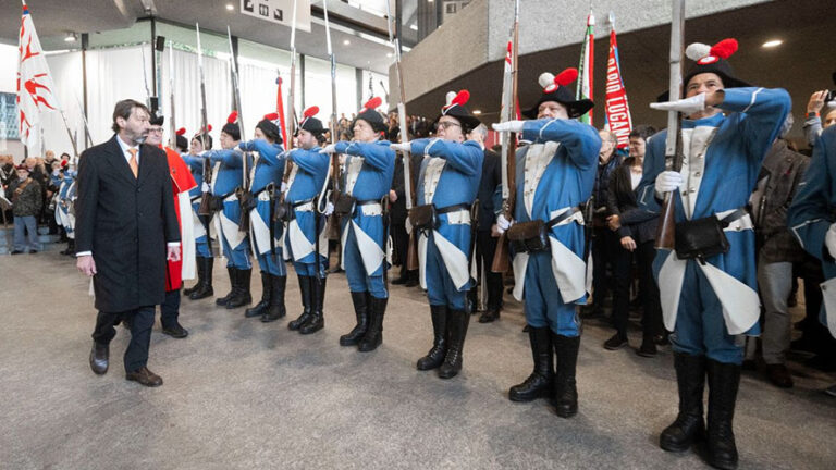 Lugano: il presentat arm del Corpo Volontari Luganesi