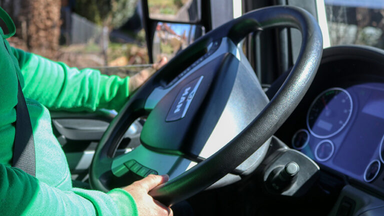 Nuova segnaletica per mezzi pesanti: “Strade più sicure subito!”