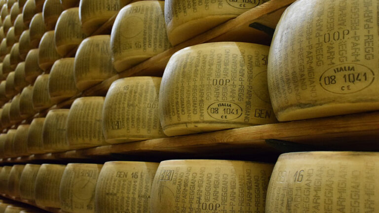 Nella classifica dei 100 formaggi migliori al mondo in vetta c’è il Parmigiano Reggiano