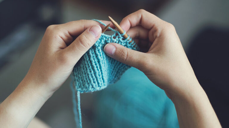 Sferruzziamo in città: la Giornata mondiale del lavoro a maglia in pubblico invita la popolazione a sferruzzare nelle piazze