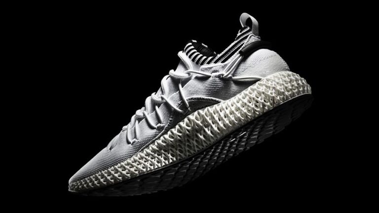 Le scarpe Adidas prodotte in un tipo speciale di resina liquida resistente e flessibile