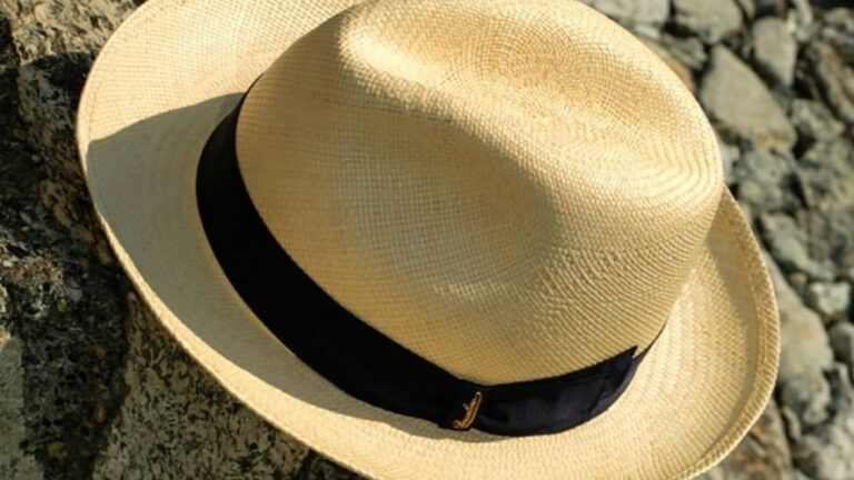 L’esclusiva Capsule Collection in edizione limitata Panama in Quito di Borsalino e le sete stampate a mano della Maison E. Marinella