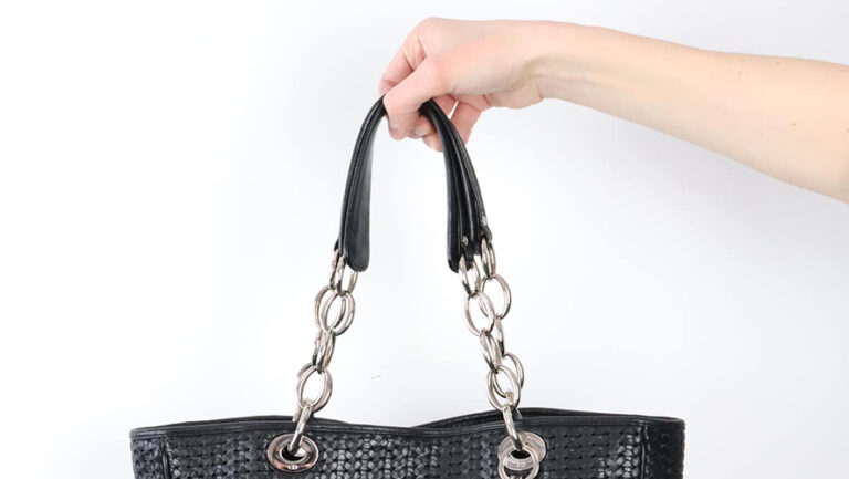 Cinesi sfruttati fanno le borse di lusso Dior, azienda italiana messa in amministrazione giudiziaria