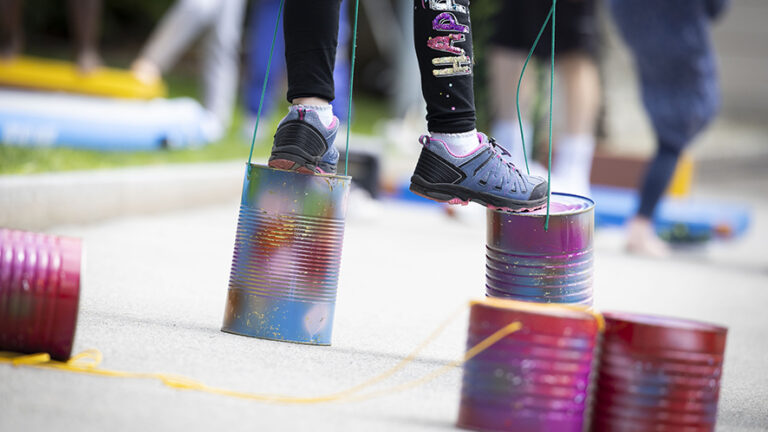 A Mendrisio la giornata del gioco libero, tanti passeggini e biciclette, monopattini e tricicli