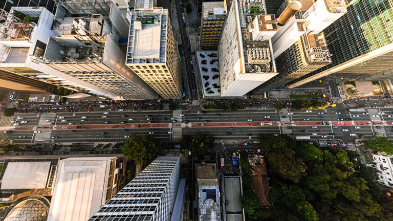 Crescita globale stabile nonostante il rallentamento della disinflazione e la crescente incertezza politica