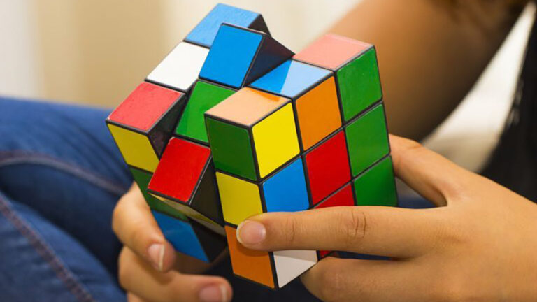 Il cubo di Rubik compie 50 anni, uno dei più celebri passatempi della sua categoria