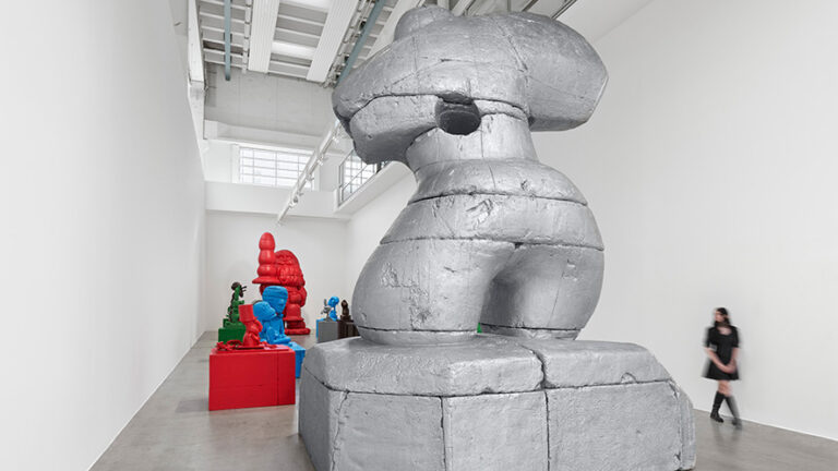 Paul McCarty, artista visivo e scultore americano nello scandalo