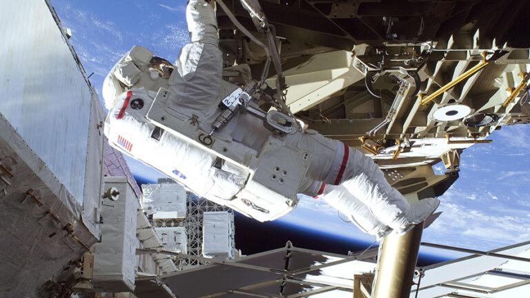 I due astronauti della NASA bloccati nello spazio, come torneranno sulla Terra?