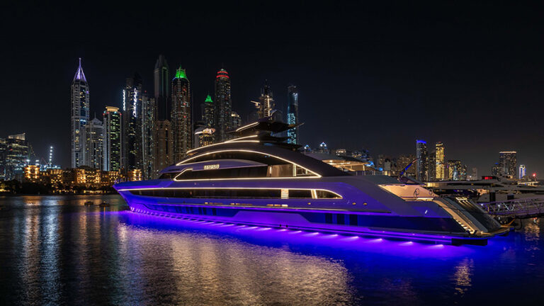 Il Dubai, uno yacht per 90 ospiti con una piscina di 10 metri