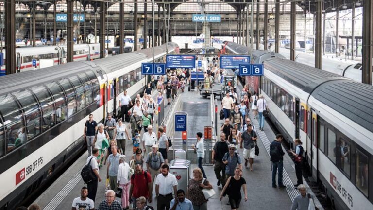 Ferrovie: in Svizzera presentato il primo treno RABDe 500 completamente modernizzato