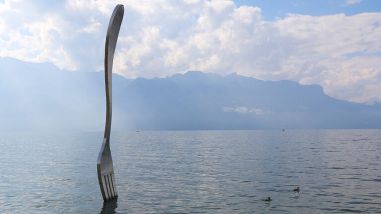 C’è un’enorme forchetta di Jean Pierre Zaugg piantata nel lago di Ginevra