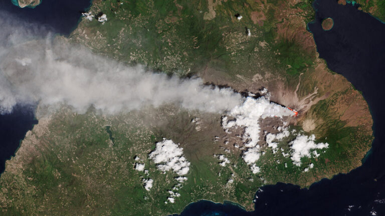 L’Agenzia dello Spazio Europea fotografa il vulcano Lewotobi Laki Laki
