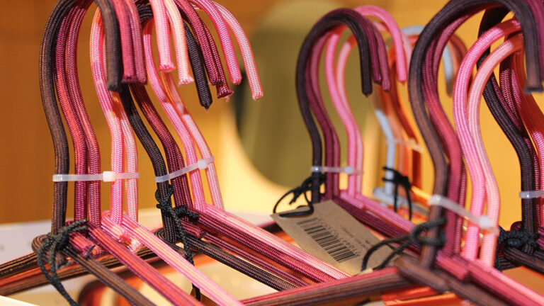 Dalla prima gruccia biodegradabile alla neutralità carbonica: la strategia di moda e sostenibilità