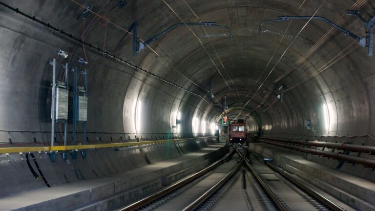 Frese meccaniche all’opera: al via i lavori principali per il secondo traforo del San Gottardo