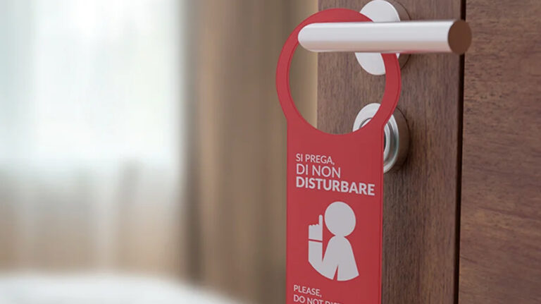 La più ampia collezione di cartelli “Non disturbare” è di uno Svizzero
