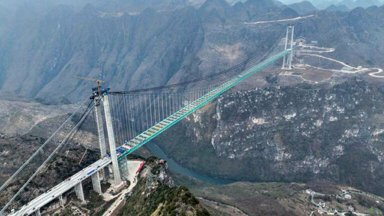 Cina all’avanguardia dell’ingegneria: pronto il ponte più alto del mondo