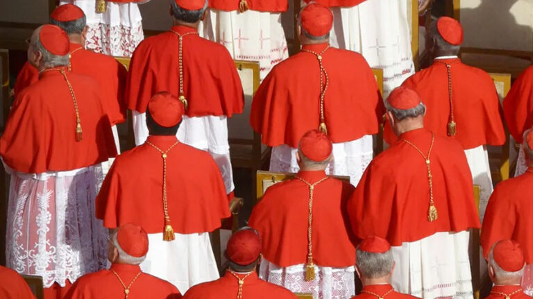 Conclave: svelato il costo dell’elegante “divisa” dei Cardinali, un guardaroba da 10mila euro