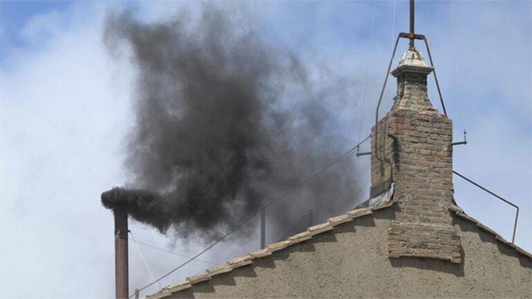 Conclave, seconda fumata nera: l’attesa per il nuovo Papa continua