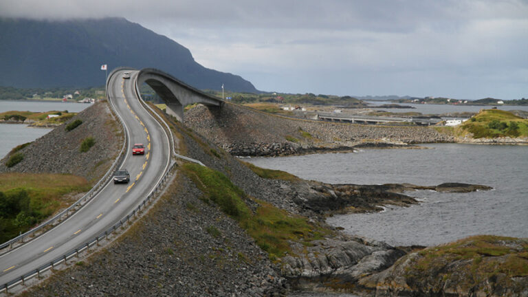 Viaggiare in auto in Norvegia, inerpicandosi tra le montagne, serpeggiando lungo la costa