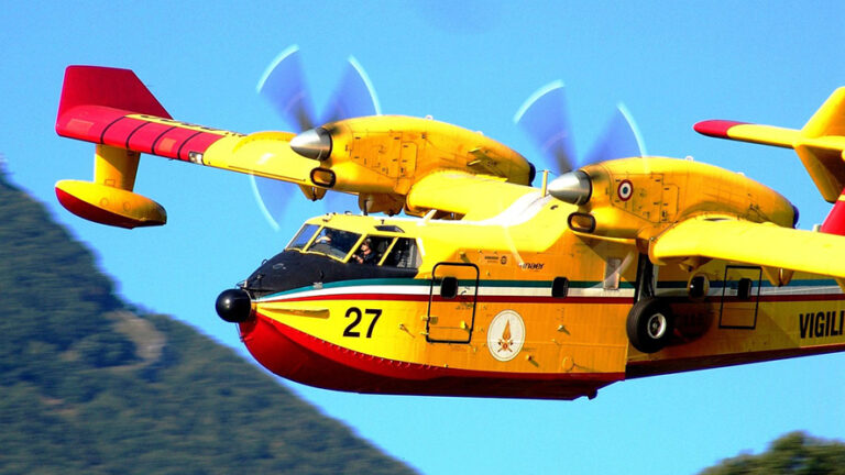 L’UE si prepara all’emergenza incendi estiva: 650 vigili del fuoco e 22 aerei antincendio in azione