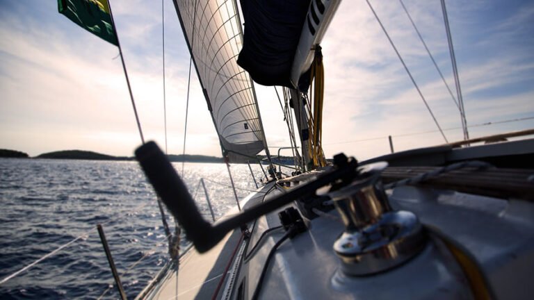 Un viaggio in barca a vela tra onde e orizzonti infiniti