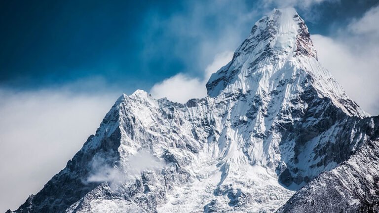 Il richiamo silenzioso delle vette in un rifugio in alta montagna