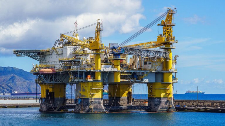 Petrolio sotto pressione: eccesso di offerta e colloqui iraniani minacciano i prezzi