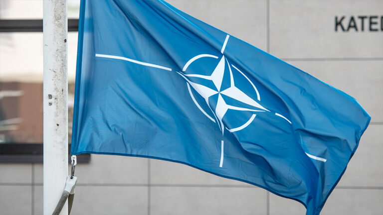 Speciale NATO: la bandiera, storia e simbolismo