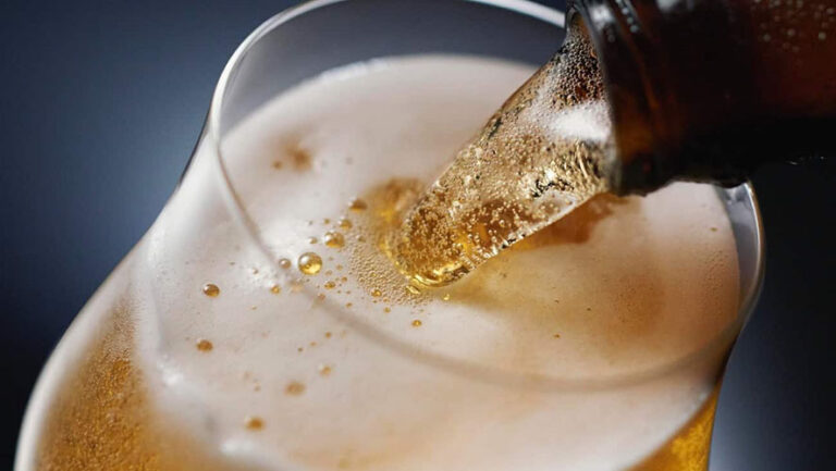 Un mondo più pulito grazie alla birra: l’innovazione svizzera che rivoluziona il packaging