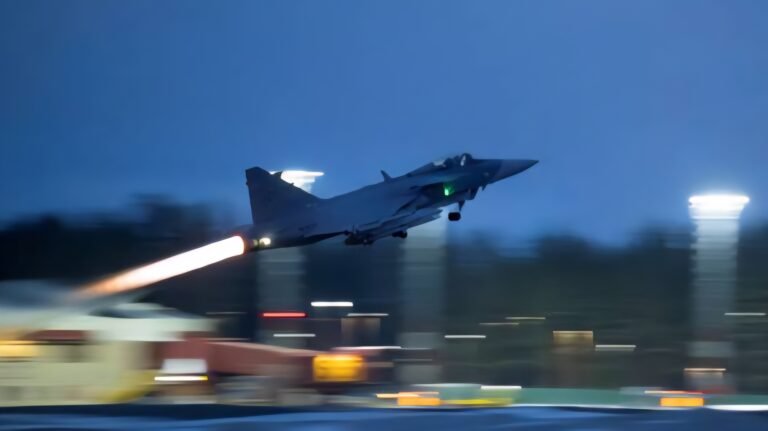 Manovra da Guerra Fredda: caccia NATO tracciano la Russia