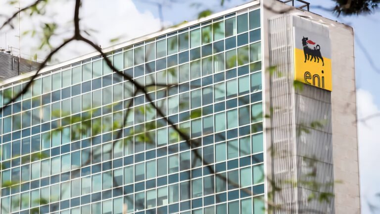 Eni ordina gas americano per 20 anni: consegna gratis, dipendenza inclusa