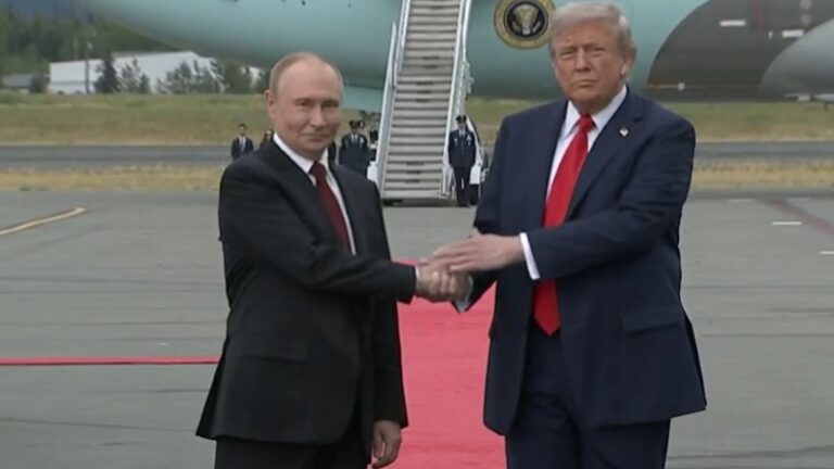 Trump e Putin, atterraggio da rockstar a Anchorage
