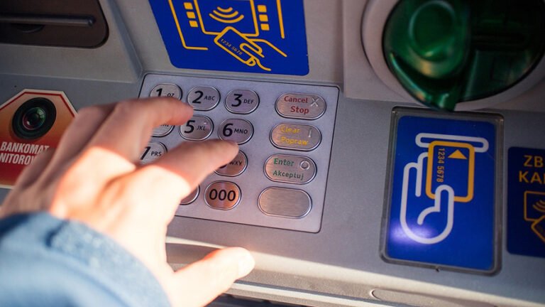 Il futuro incerto dei bancomat in Svizzera: verso la fine di un’era?