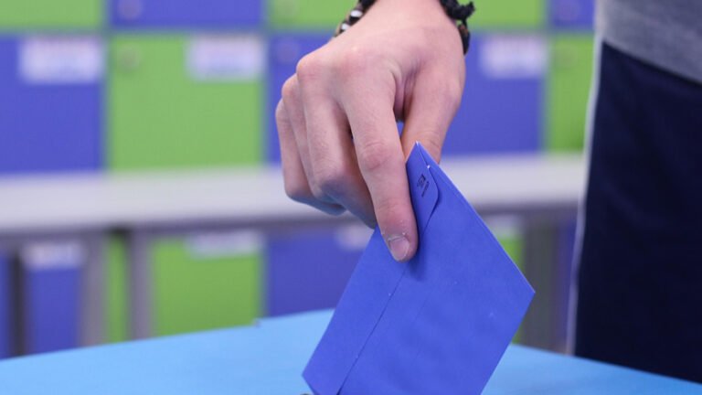 Svizzeri disponibili all’impegno politico: quasi la metà pronta a candidarsi