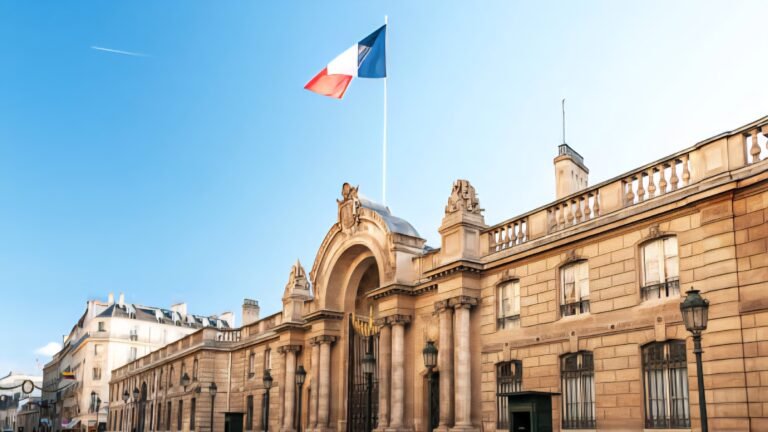 Debito francese in tilt: Bayrou sfida il Parlamento (e l’UE trema)