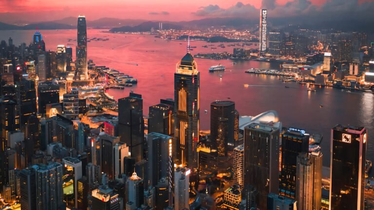 Tra yacht e telecamere: Hong Kong torna di moda