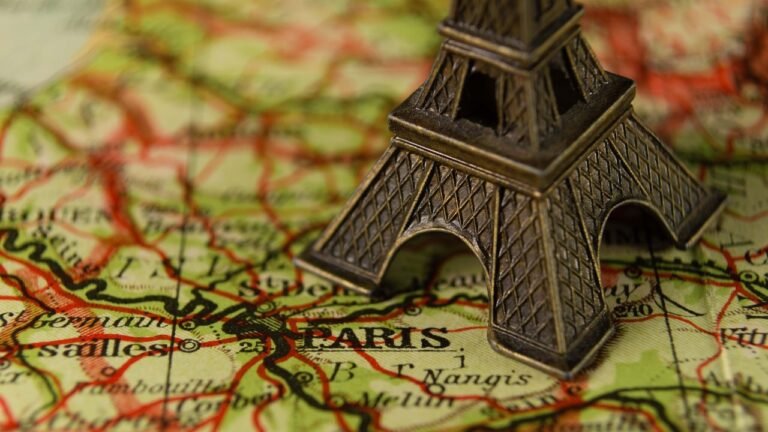 Parigi, dalla grandeur al canto stonato di Bayrou