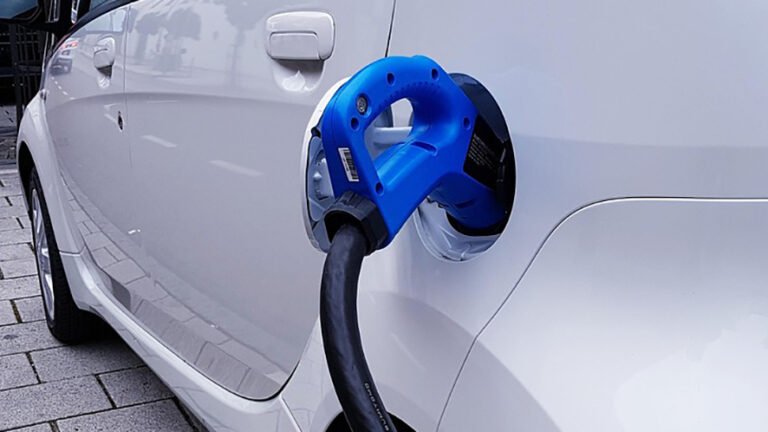 Rischio retromarcia: l’UE valuta la revisione dello stop ai motori termici