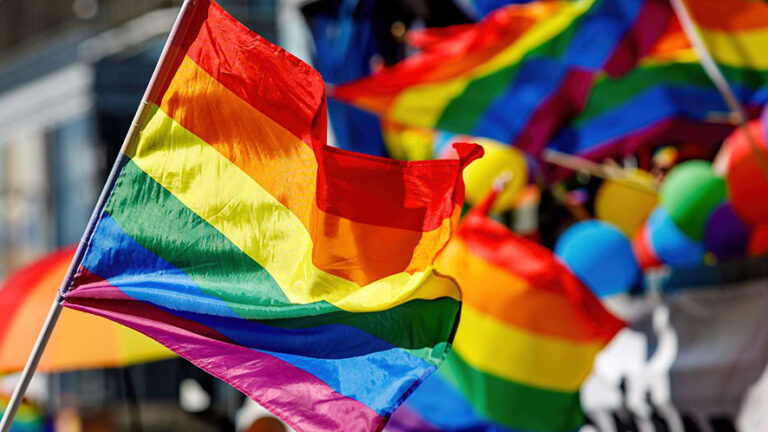 Il significato di LGBTQ+ va oltre un semplice acronimo