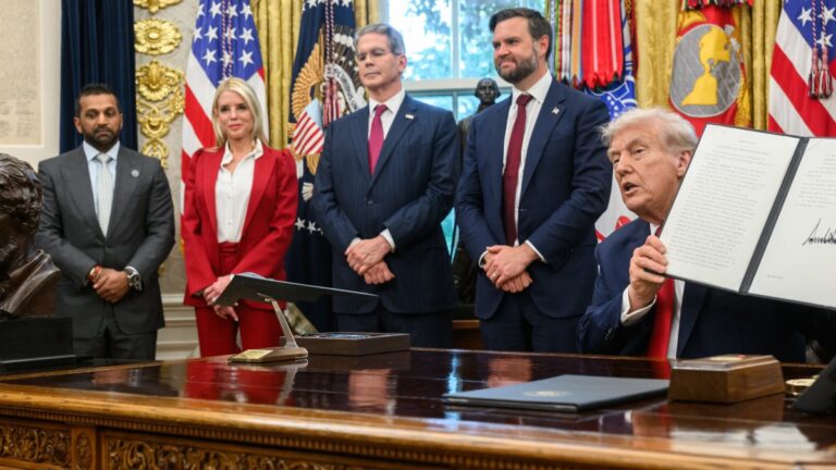 Trump alza il tiro: dazi al 100 % contro la Cina, slitta il vertice con Xi; Macron rilancia con Lecornu