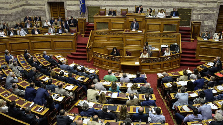 Grecia: il Parlamento vota sulle 13 ore lavoro