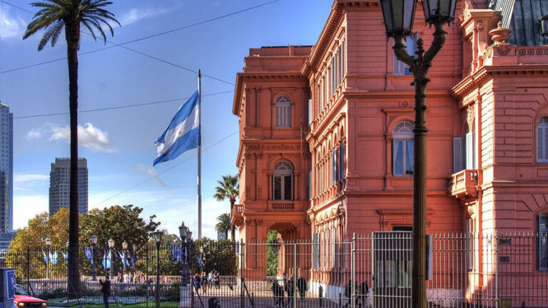 Il tramonto del “Miracolo Milei”: Argentina di nuovo in crisi valutaria