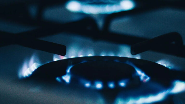 Eurocamera accelera il taglio al gas russo: divieto anticipato al 2026