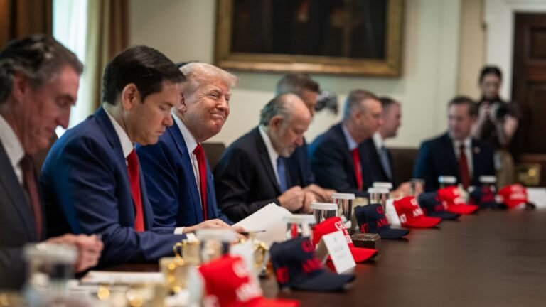 Scott Bessent accusa la Cina: “Vuole colpire l’economia globale con le restrizioni sulle terre rare”