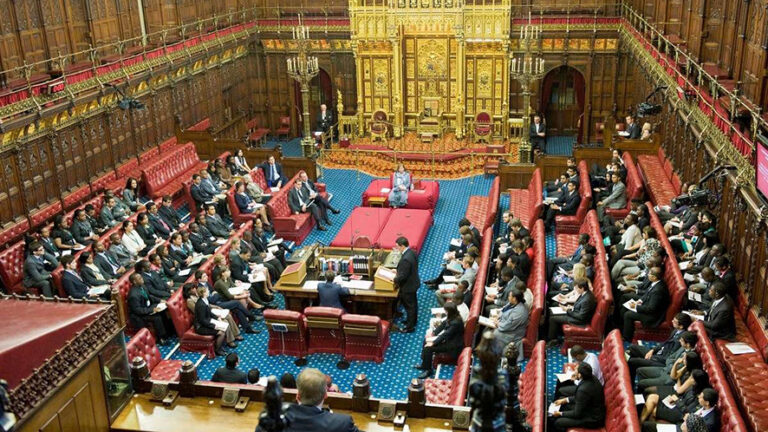 L’enigma della sinistra debole: analisi del governo Starmer nel Regno Unito