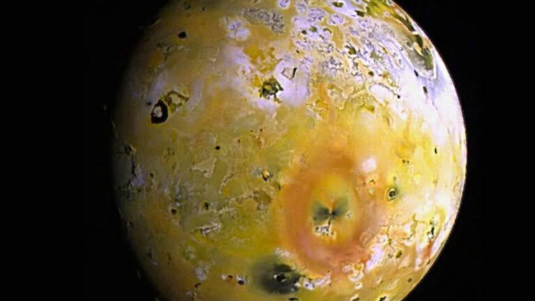 L’inferno di zolfo e lava: i segreti vulcanici di Io