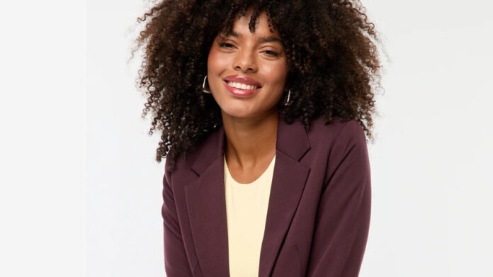 Le tendenze della moda d’inverno: l’eleganza consapevole tra rigore e contrasti inediti