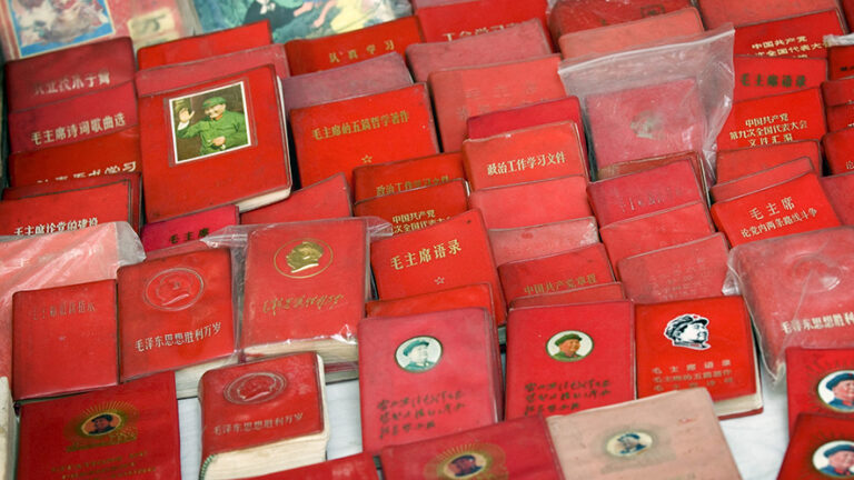 Il Libretto Rosso di Mao Zedong: un fenomeno editoriale e ideologico con 900 milioni di copie