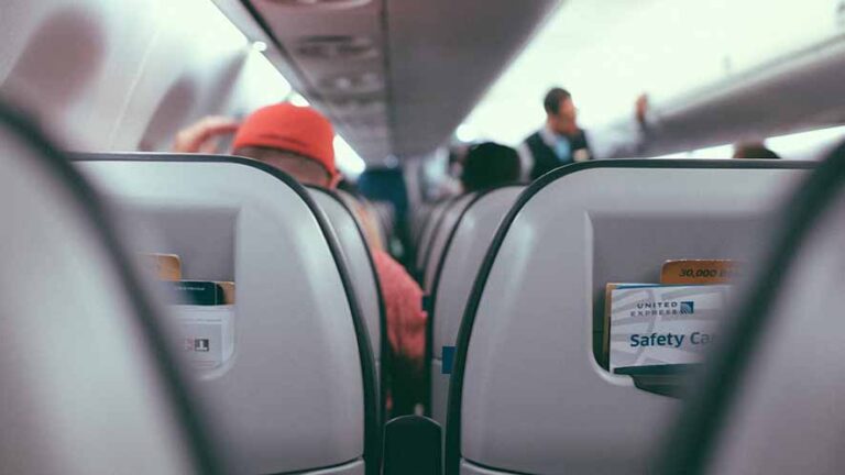 Tassa sui biglietti aerei: il 66% degli svizzeri dice sì alla svolta green